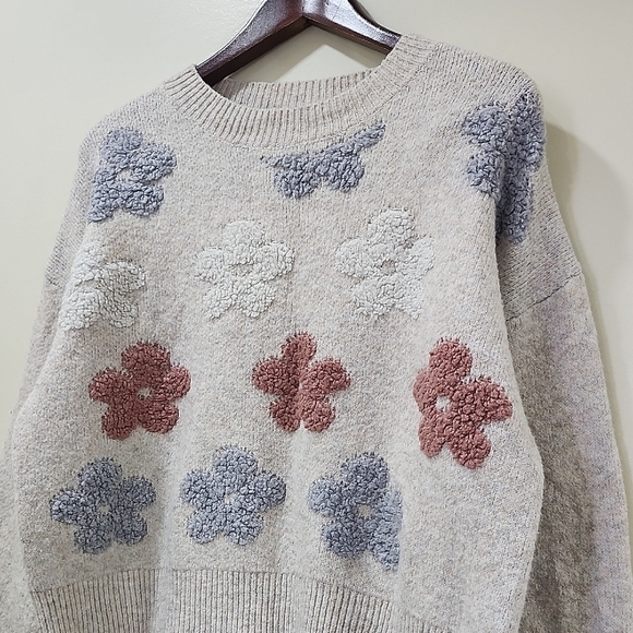 Cozy Floral Knit Sweater - Gray, Blue, Red - Picture 7 of 8